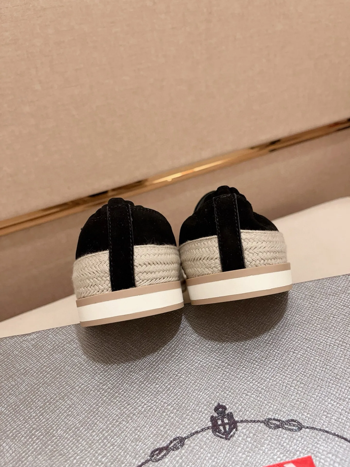 Men's shoes 💰 540💰 ✔️✔️✔️Higher version High-quality new PRADA (Prada) counters are launched at the same time. The new men's shoes and 😘 fabrics are made of high-tech glue-making technology. Lining: Full cowhide lining. 👍🏿 High-end ☄️ air-cushion molded anti-slip rubber outsole, exquisite lines, simple and elegant, comfortable and high-end for leisure travel. Code number: 38 to 45